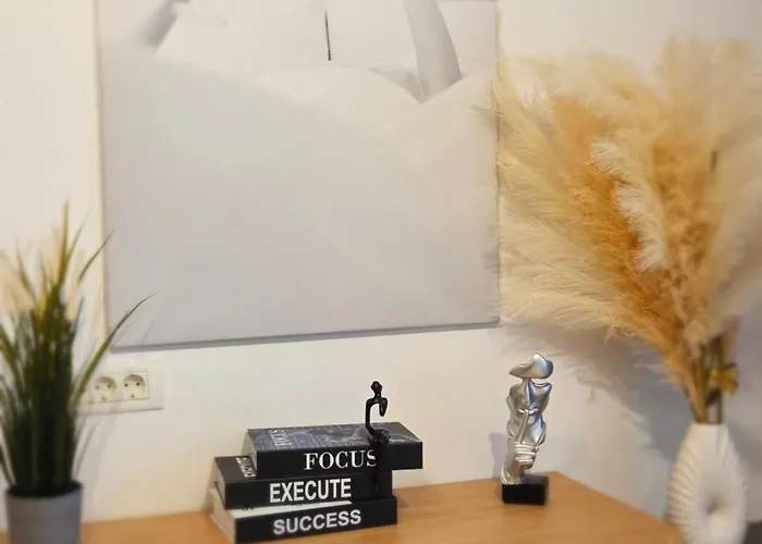 Modern With Free Parking & Balcony - Lannister Lejlighed *