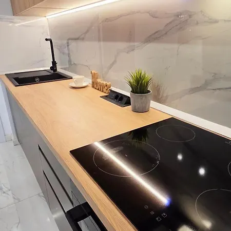 Апартаменты Modern With Free Parking & Balcony - Lannister *