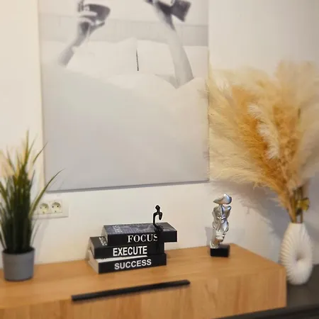 Modern With Free Parking & Balcony - Lannister Апартаменты *