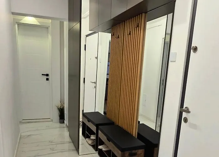 Modern With Free Parking & Balcony - Lannister Apartament