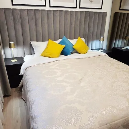 Modern With Free Parking & Balcony - Lannister Apartmán *